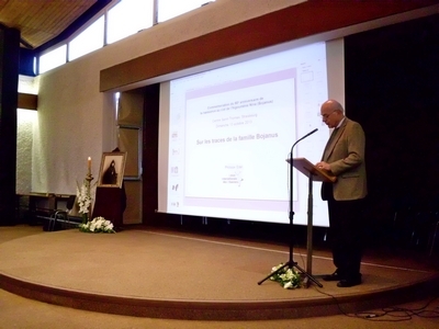 Чтение доклада Филиппом Эделем , секретаря Международного  союза  эльзасцев